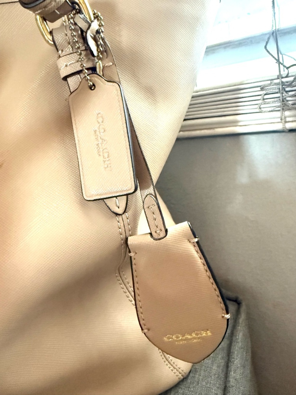 COACH LIGHT BEIGE PEYTON LEATHER ZIP TOP TOTE WITH GOLD HARDWARE - Picture 4 of 8